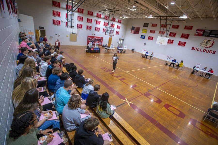 Program gives middle schoolers a taste of the ‘real’ financlal world